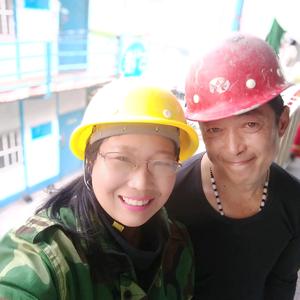 承接外墙保温和真石漆清包工工程的女人