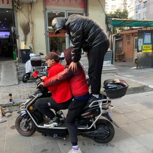 阿伟在上海解说电动车